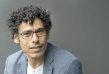 Photo of Usama Al Shahmanis Roman «Im Fallen lernt die Feder fliegen» [de]